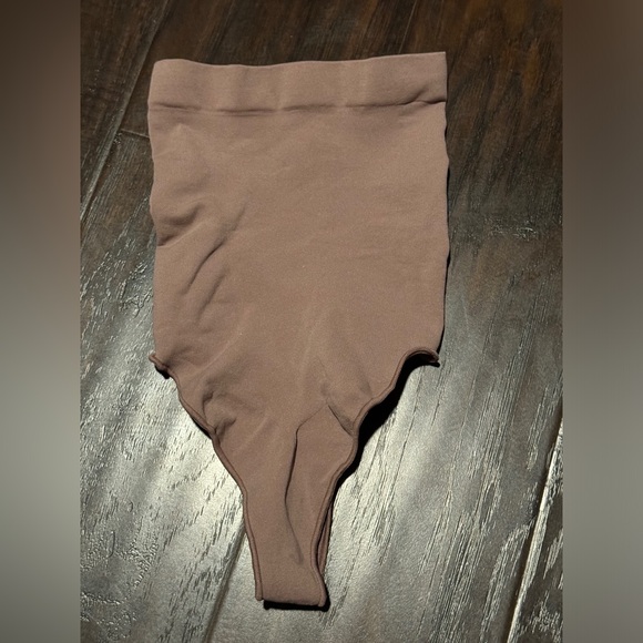 👸🏻 NWOT! SKIMS Seamless Sculpt High Waisted Thong - Picture 4 of 6